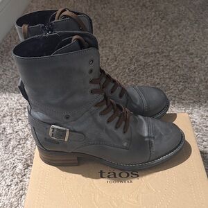 Taos Footwear Gray Ankle Boots with Brown Laces